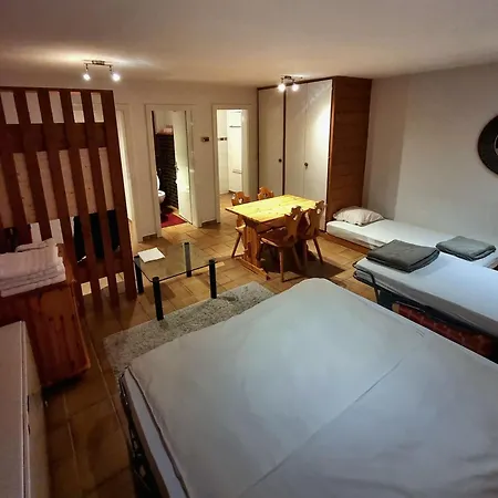 - Petit-dejeuner Le Trift Hotel 2*